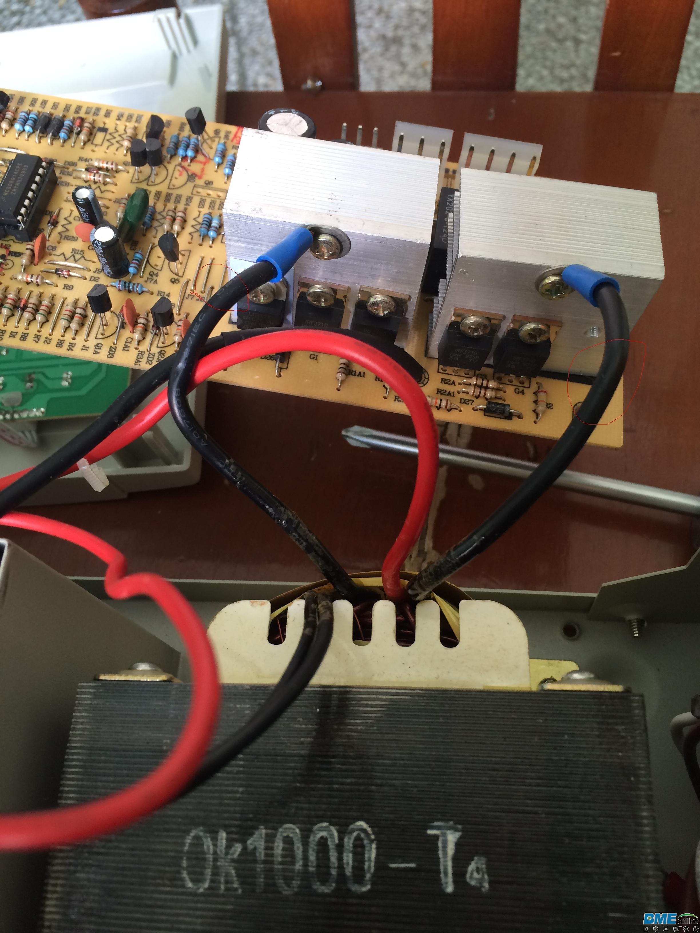 画红圈的两根线和班子连接有什么作用？这两根线是变压器出来的线